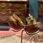 Nécessaire à parfum, 4e quart du XVIIIe siècle, coque de noix, cristal, vermeil, laiton, Versailles, collection particulière